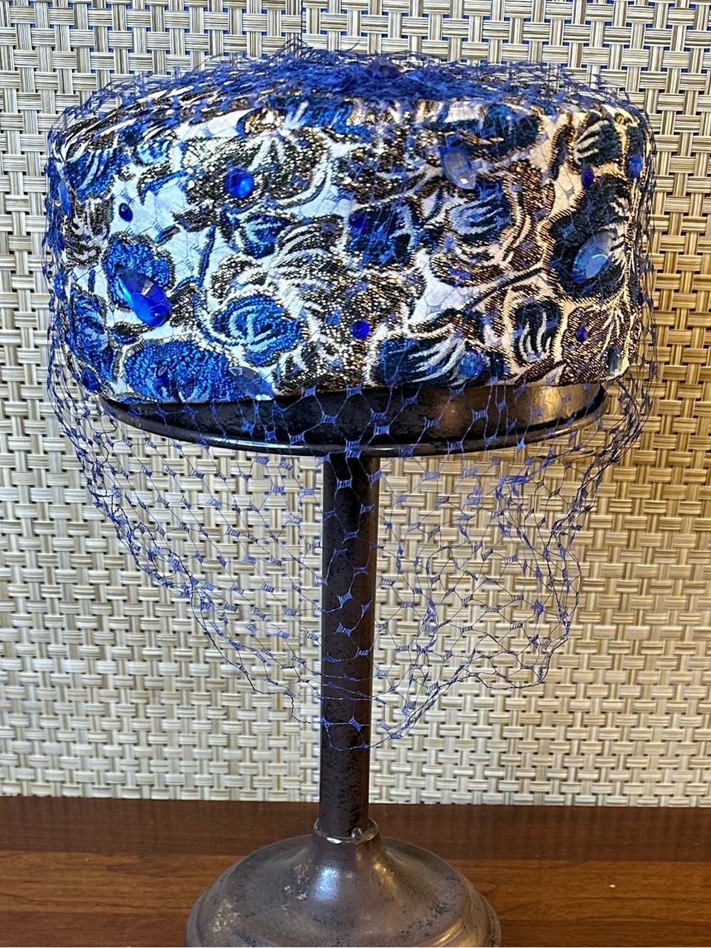 VTG 1950s–1960s Modern Miss Blue & Gold Brocade Pillbox Cocktail Hat with Veil - Picture 2 of 10